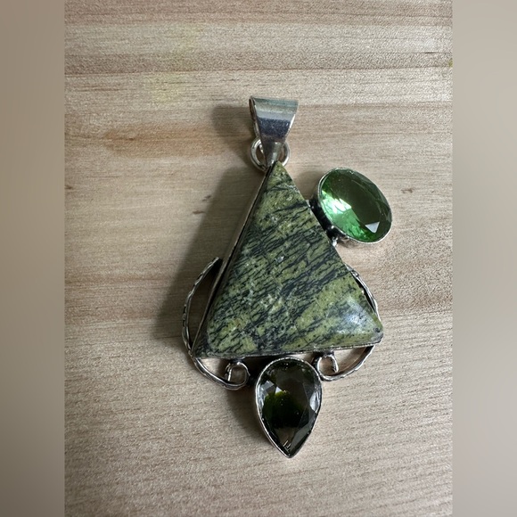 Jewelry - Green Gemstone Pendant
